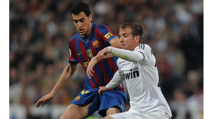 En sus tiempos de futbolista, Van der Vaar se enfrentó a Busquets en el derbi de España