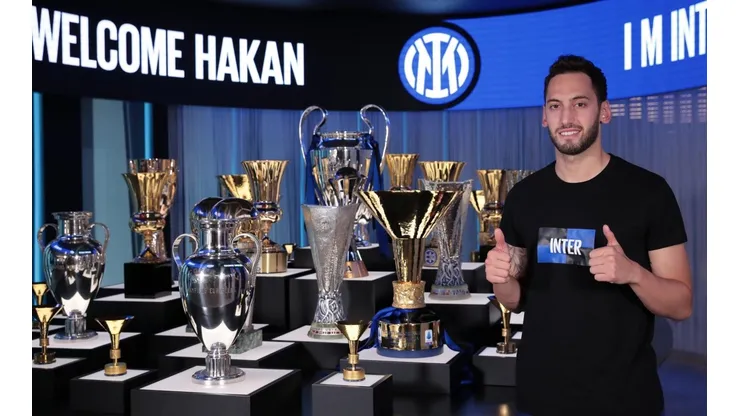Hakan Calhanoglu ya es nuevo jugador del Internazionale Milano.