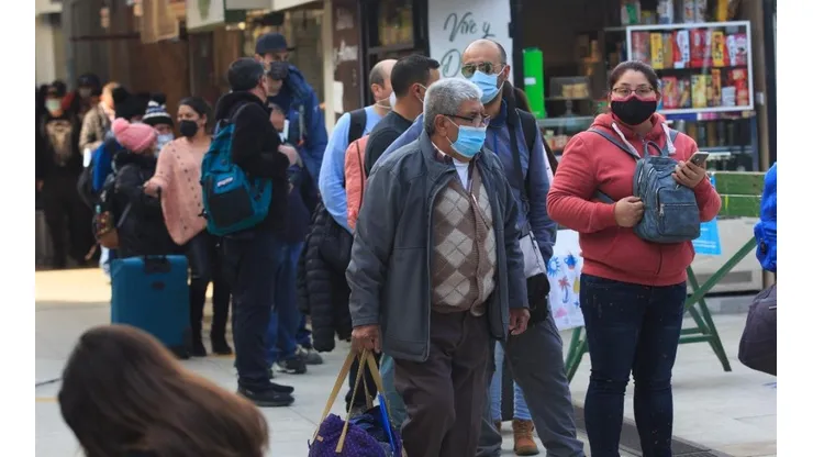Los casos activos en Chile continúan descendiendo.