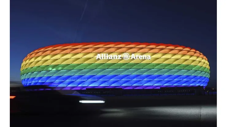 El Allianz Arena con la bandera de LGBT en partido del Bayern Munich