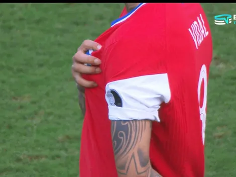 El gesto de Arturo Vidal en el himno que se transforma en viral