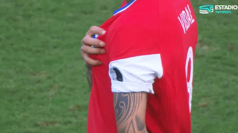 Vidal con pasión cantó el himno