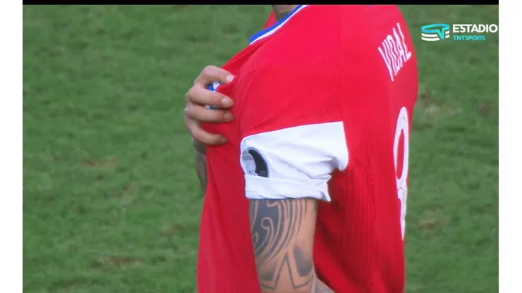 Vidal con pasión cantó el himno