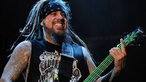 Fieldy, el bajista de Korn, sobre el escenario.