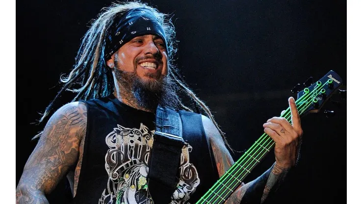 Fieldy, el bajista de Korn, sobre el escenario.