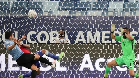 Suárez se anticipó a Vidal y anotó el empate para Uruguay