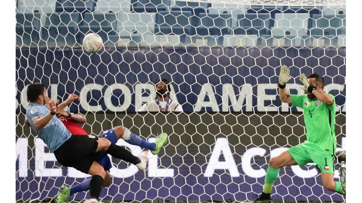 Suárez se anticipó a Vidal y anotó el empate para Uruguay