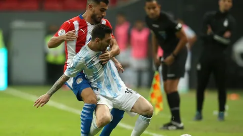 Messi aguanta la pelota ante Paraguay
