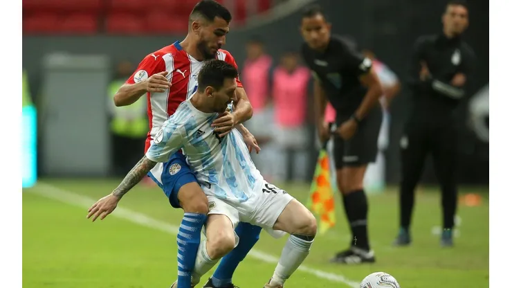 Messi aguanta la pelota ante Paraguay
