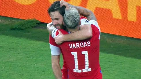 Golazo de Vargas contra Uruguay tras la pared con Brereton.
