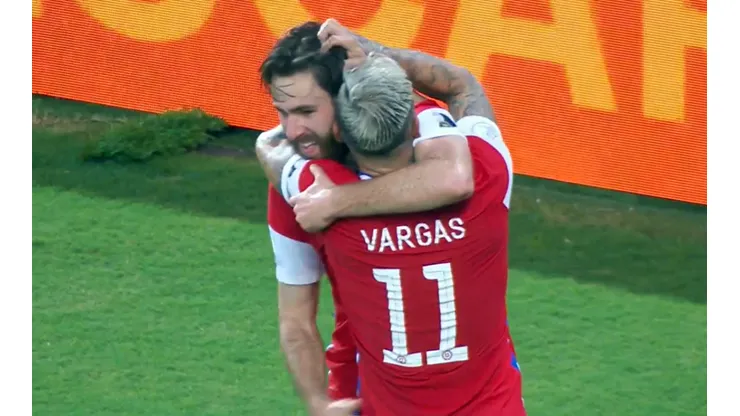 Golazo de Vargas contra Uruguay tras la pared con Brereton.