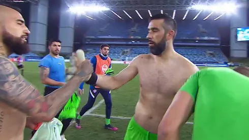 Arturo Vidal y Claudio Bravo se felicitaron tras el empate de Chile contra Uruguay.