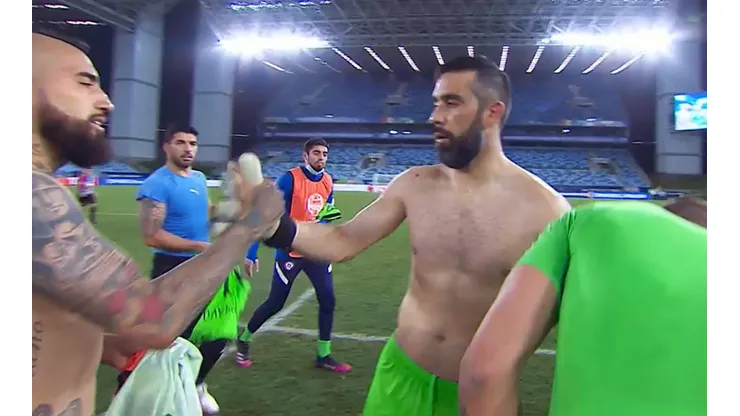 Arturo Vidal y Claudio Bravo se felicitaron tras el empate de Chile contra Uruguay.