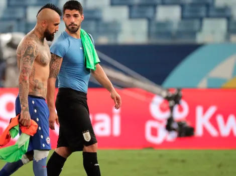 ¿Gol viciado de Uruguay? Suárez le pega flor de patada a Vidal