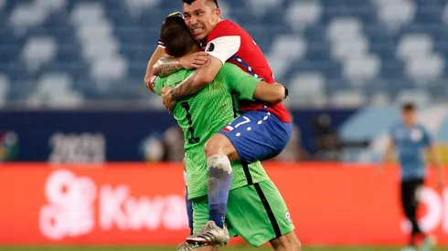 Bravo y Medel se abrazan luego del gol de Edu Vargas