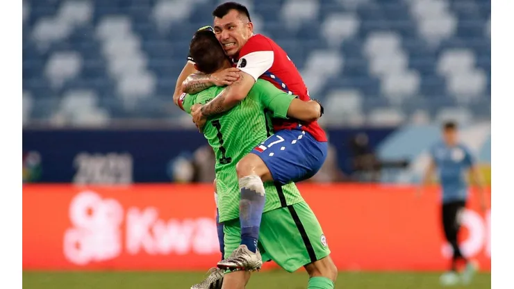 Bravo y Medel se abrazan luego del gol de Edu Vargas