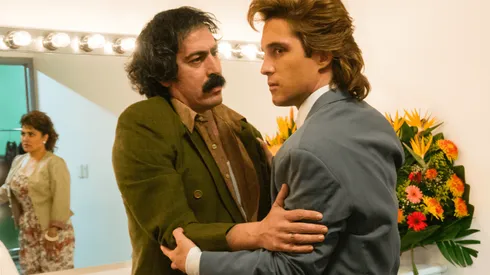 Martín Bello junto a Diego Boneta en una escena de la primera temporada de Luis Miguel, la serie.