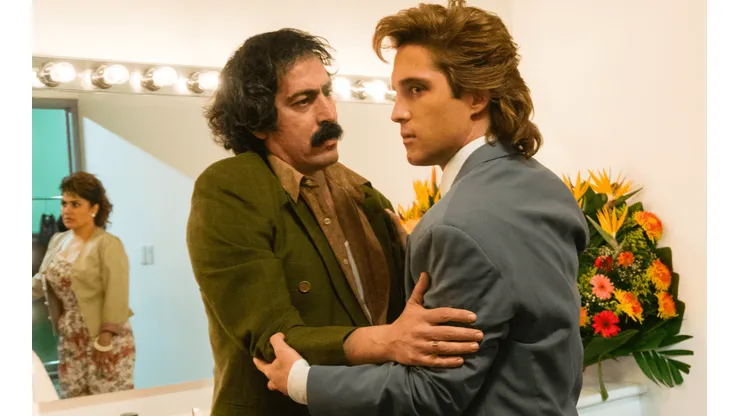 Martín Bello junto a Diego Boneta en una escena de la primera temporada de Luis Miguel, la serie.