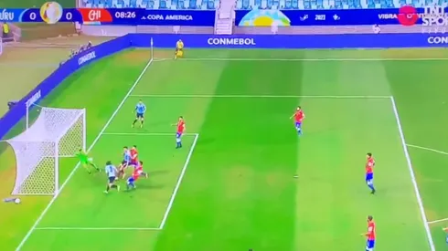 Tapadón de Bravo a Cavani en Copa América.