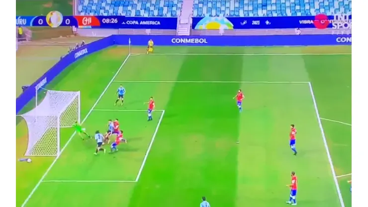 Tapadón de Bravo a Cavani en Copa América.