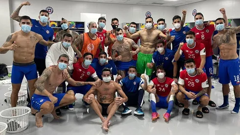 La selección chilena en el vestuario tras el empate ante Uruguay.