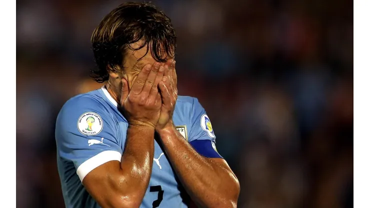 Diego Lugano preocupadísimo de la falta de gol de Uruguay