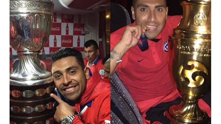 Gonzalo Jara con las versiones Copa América de la Copa América que ganó La Roja.