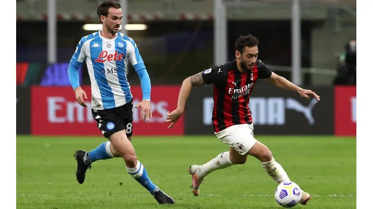 Hakan Calhanoglu pasará al clásico rival del AC Milan