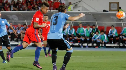 Eduardo Vargas le marca a Fernando Muslera en las Clasificatorias a Rusia 2018