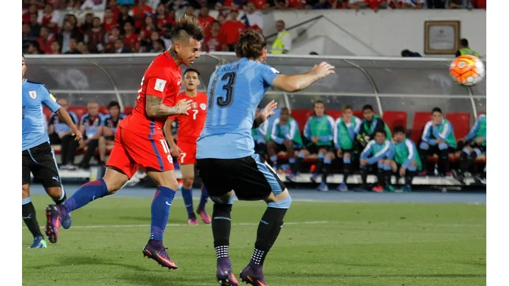 Eduardo Vargas le marca a Fernando Muslera en las Clasificatorias a Rusia 2018