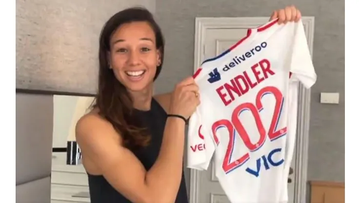 Tiane Endler posando con su nueva camiseta