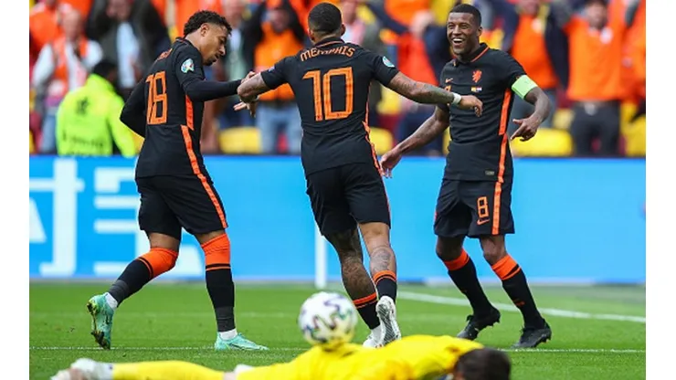 Países Bajos llega a octavos con goleada ante Macedonia.
