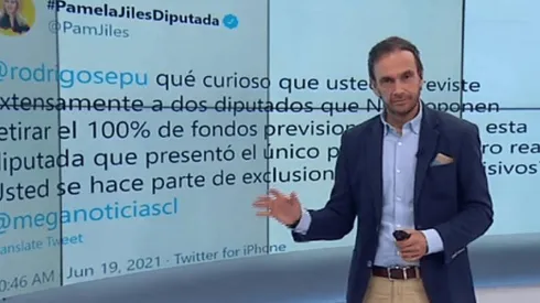 El periodista leyó el tweet en vivo.