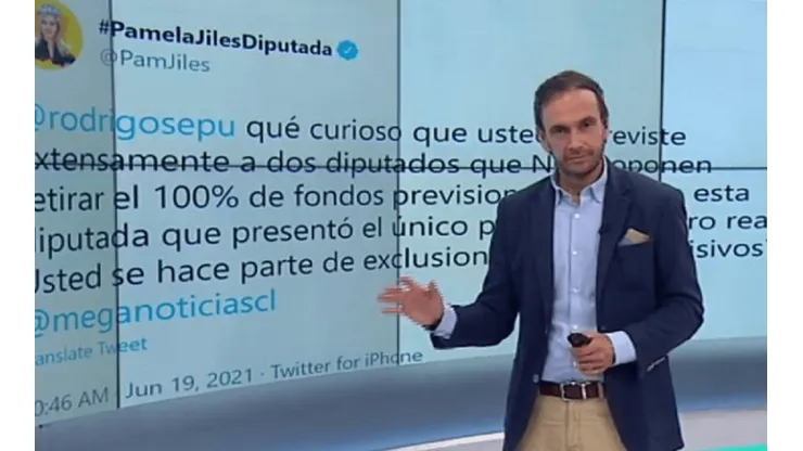 El periodista leyó el tweet en vivo.