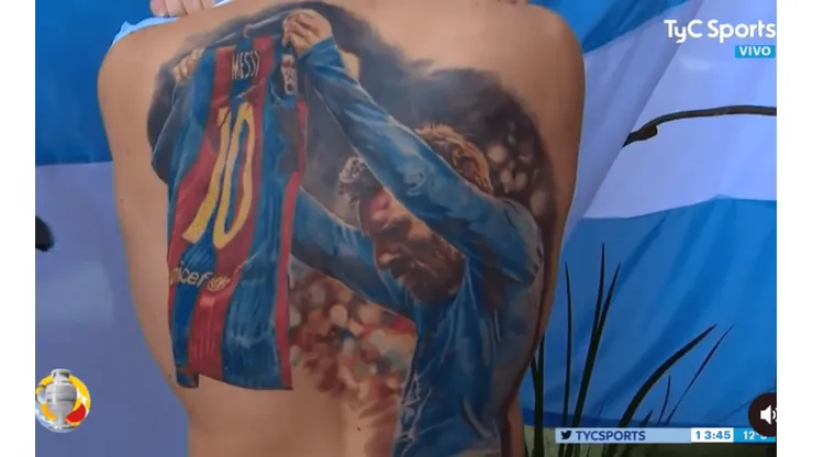 Tatuaje de Messi a espalda completa: Leo quiere autografiar la piel de hincha brasileño.