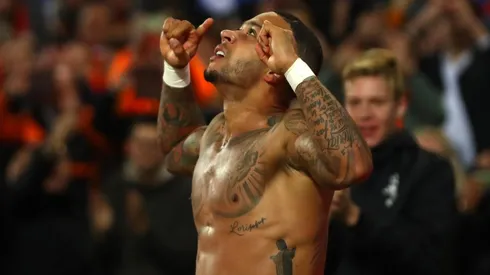 Depay llegó al Barcelona donde potenciará una súper ofensiva