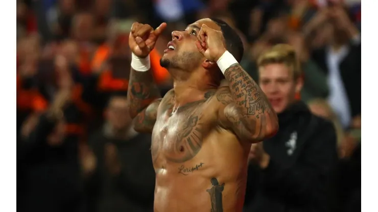 Depay llegó al Barcelona donde potenciará una súper ofensiva