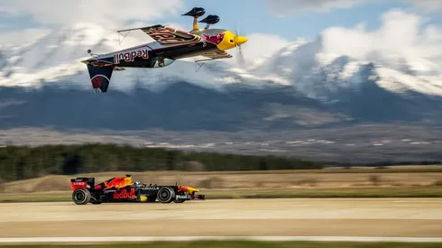 David Coulthard, leyenda de la F1, se subió a bordo del RB7 para la espectacular demostración.