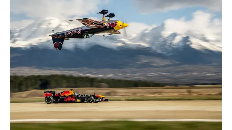 David Coulthard, leyenda de la F1, se subió a bordo del RB7 para la espectacular demostración.