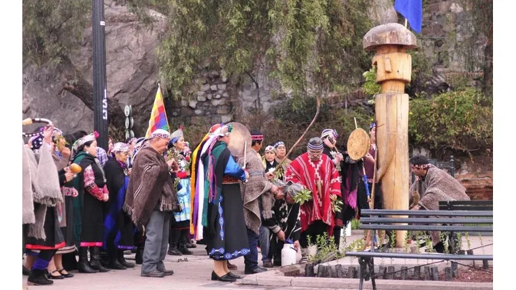 La celebración es marcada por bailes, ofrenda de platillos de comida típica y el sumergimiento en ríos o bajo cascadas de agua.