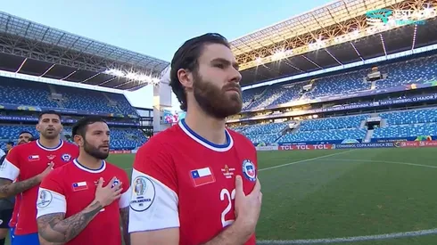 Brereton se mostró muy respetuoso en el himno de Chile