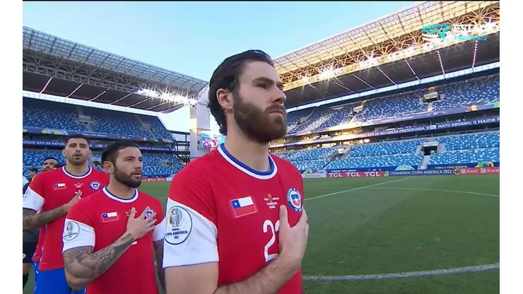 Brereton se mostró muy respetuoso en el himno de Chile