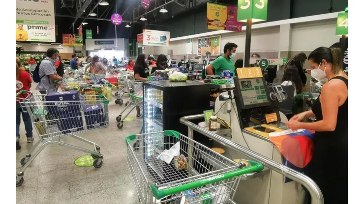 El toque de queda dicta el horario de cierre de los supermercados.