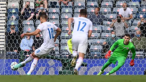 Patrik Schick marcó de penal aún averiado tras sufrir la falta penal.