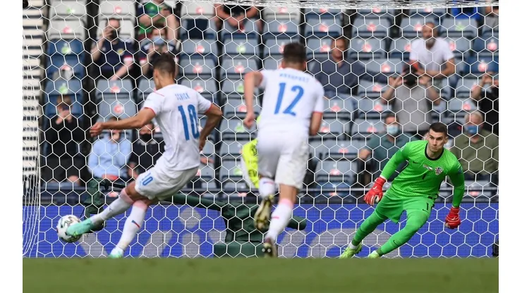 Patrik Schick marcó de penal aún averiado tras sufrir la falta penal.