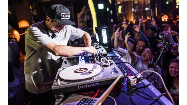 DJ BYTE en acción.