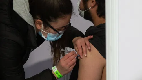 ¿Quiénes se vacunan este viernes contra el Covid-19 en Chile?