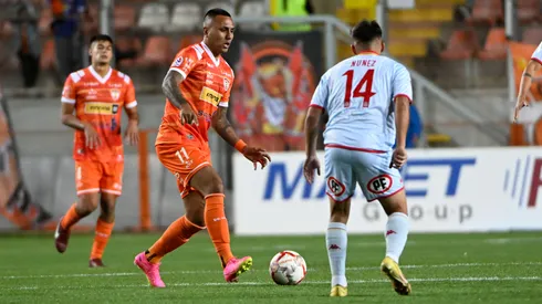 Juan Leiva con el balón en el partido entre Unión Española y Cobreloa, en la primera rueda del Campeonato Nacional 2024.