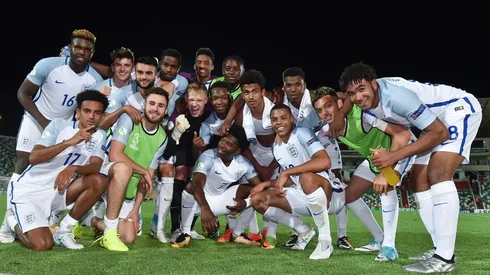Ben Brereton celebra el título de la Sub 19 de Inglaterra con Mason Mount, Phil Foden y Reese James