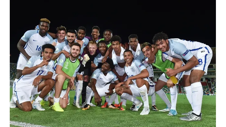 Ben Brereton celebra el título de la Sub 19 de Inglaterra con Mason Mount, Phil Foden y Reese James